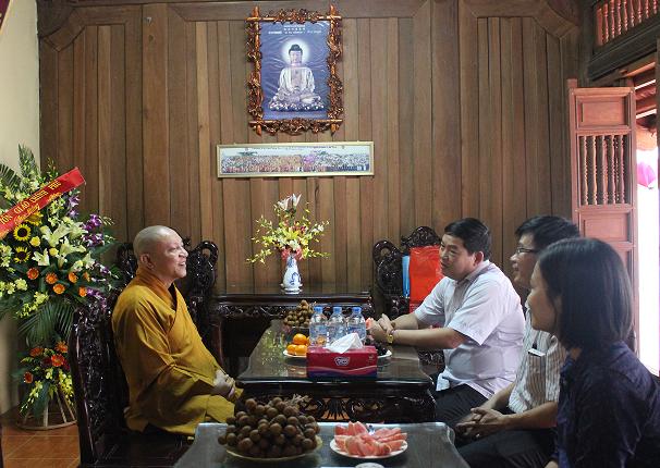 The Government Committee for Religious Affairs visits and congratulates the Vietnam Buddhist Sangha’s dignitaries on the Summer Retreat.